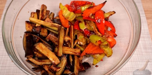 Фото приготовления рецепта: Закуска из жареных баклажанов и перца с грецкими орехами и кинзой - шаг №17