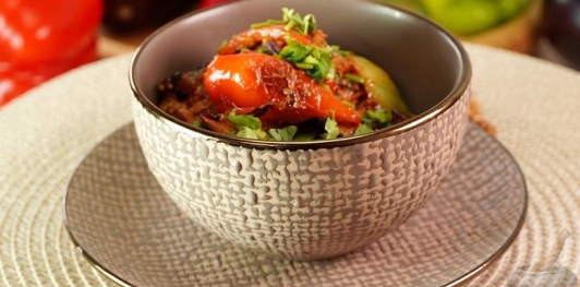 Фото приготовления рецепта: Закуска из жареных баклажанов и перца с грецкими орехами и кинзой - шаг №22