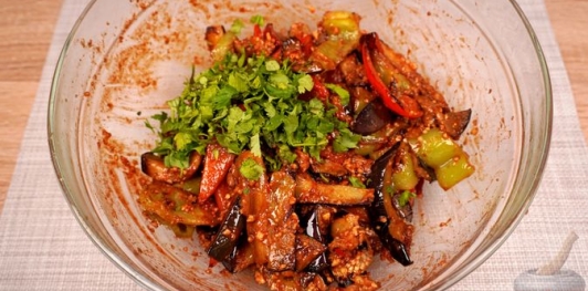 Фото приготовления рецепта: Закуска из жареных баклажанов и перца с грецкими орехами и кинзой - шаг №20