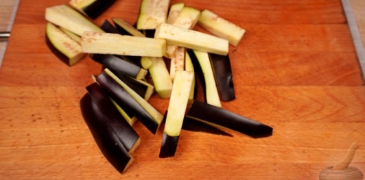 Фото приготовления рецепта: Закуска из жареных баклажанов и перца с грецкими орехами и кинзой - шаг №10