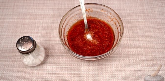 Фото приготовления рецепта: Закуска из жареных баклажанов и перца с грецкими орехами и кинзой - шаг №7