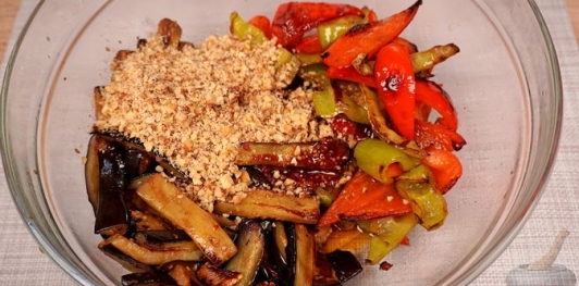 Фото приготовления рецепта: Закуска из жареных баклажанов и перца с грецкими орехами и кинзой - шаг №19