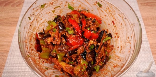 Фото приготовления рецепта: Закуска из жареных баклажанов и перца с грецкими орехами и кинзой - шаг №21