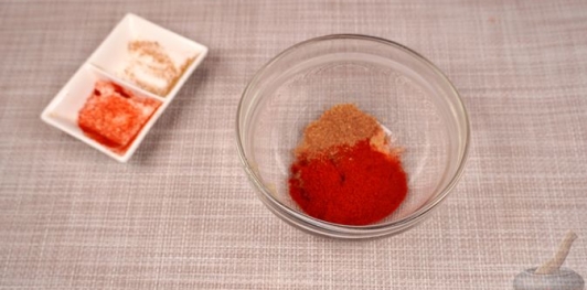 Фото приготовления рецепта: Закуска из жареных баклажанов и перца с грецкими орехами и кинзой - шаг №3