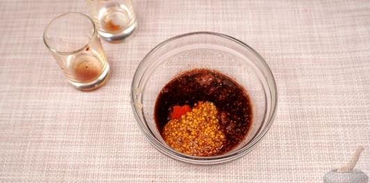 Фото приготовления рецепта: Закуска из жареных баклажанов и перца с грецкими орехами и кинзой - шаг №5