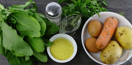 Фото приготовления рецепта: Зелёный борщ с кускусом и яичной болтушкой - шаг №1