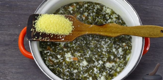 Фото приготовления рецепта: Зелёный борщ с кускусом и яичной болтушкой - шаг №12