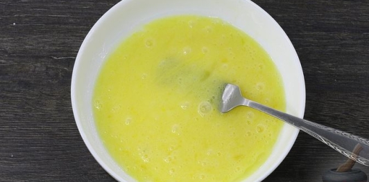 Фото приготовления рецепта: Зелёный борщ с кускусом и яичной болтушкой - шаг №9