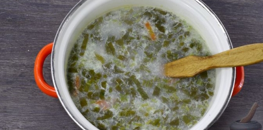 Фото приготовления рецепта: Зелёный борщ с кускусом и яичной болтушкой - шаг №10