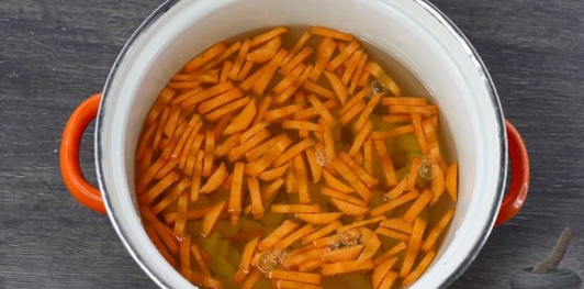 Фото приготовления рецепта: Зелёный борщ с кускусом и яичной болтушкой - шаг №4