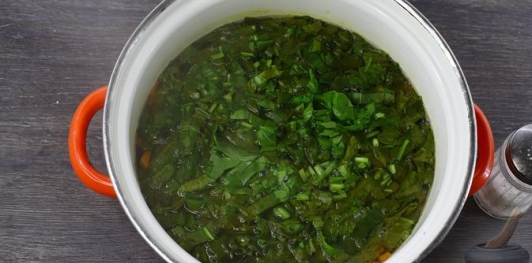 Фото приготовления рецепта: Зелёный борщ с кускусом и яичной болтушкой - шаг №7