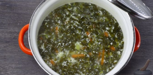 Фото приготовления рецепта: Зелёный борщ с кускусом и яичной болтушкой - шаг №13