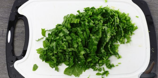 Фото приготовления рецепта: Зелёный борщ с кускусом и яичной болтушкой - шаг №6