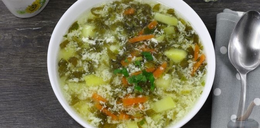 Фото приготовления рецепта: Зелёный борщ с кускусом и яичной болтушкой - шаг №15