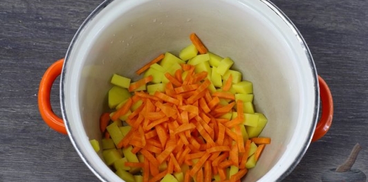 Фото приготовления рецепта: Зелёный борщ с кускусом и яичной болтушкой - шаг №3