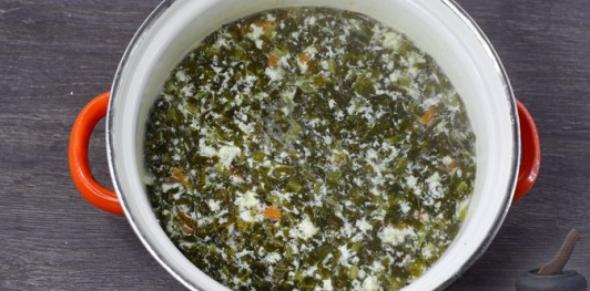 Фото приготовления рецепта: Зелёный борщ с кускусом и яичной болтушкой - шаг №11