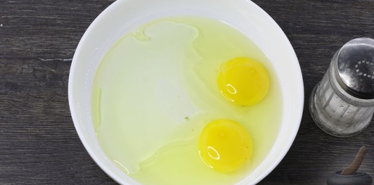 Фото приготовления рецепта: Зелёный борщ с кускусом и яичной болтушкой - шаг №8