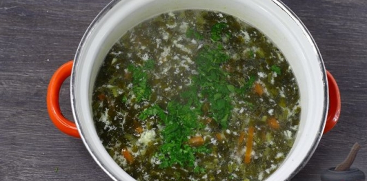 Фото приготовления рецепта: Зелёный борщ с кускусом и яичной болтушкой - шаг №14