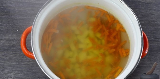 Фото приготовления рецепта: Зелёный борщ с кускусом и яичной болтушкой - шаг №5