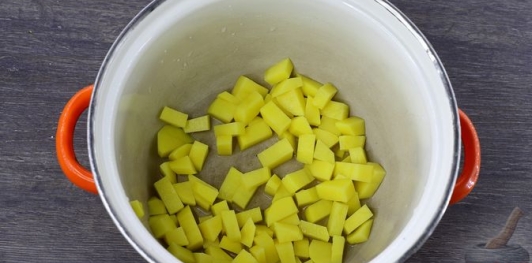 Фото приготовления рецепта: Зелёный борщ с кускусом и яичной болтушкой - шаг №2