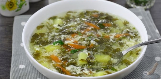 Фото приготовления рецепта: Зелёный борщ с кускусом и яичной болтушкой - шаг №16