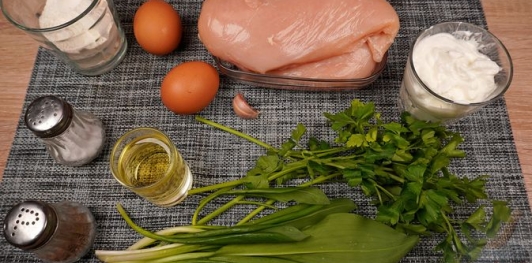 Фото приготовления рецепта: Жареное куриное филе в кляре с черемшой - шаг №1