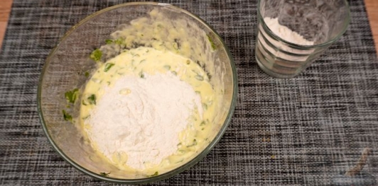 Фото приготовления рецепта: Жареное куриное филе в кляре с черемшой - шаг №7