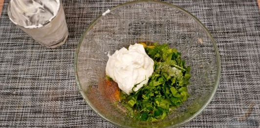 Фото приготовления рецепта: Жареное куриное филе в кляре с черемшой - шаг №6