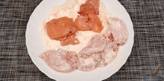 Фото приготовления рецепта: Жареное куриное филе в кляре с черемшой - шаг №11