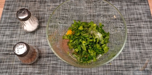 Фото приготовления рецепта: Жареное куриное филе в кляре с черемшой - шаг №5