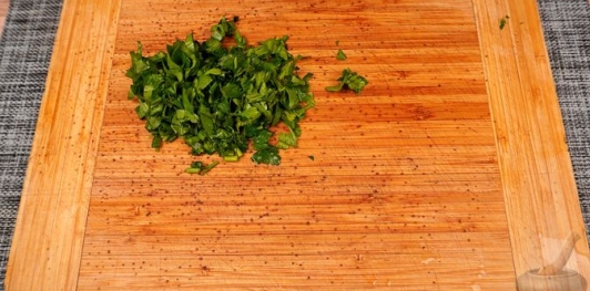 Фото приготовления рецепта: Жареное куриное филе в кляре с черемшой - шаг №3