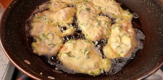 Фото приготовления рецепта: Жареное куриное филе в кляре с черемшой - шаг №13