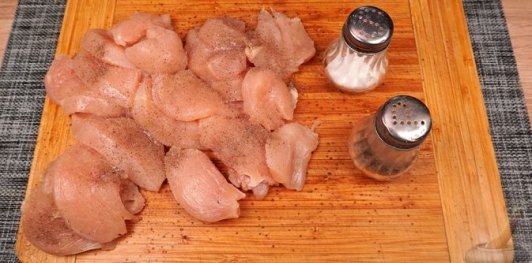 Фото приготовления рецепта: Жареное куриное филе в кляре с черемшой - шаг №10