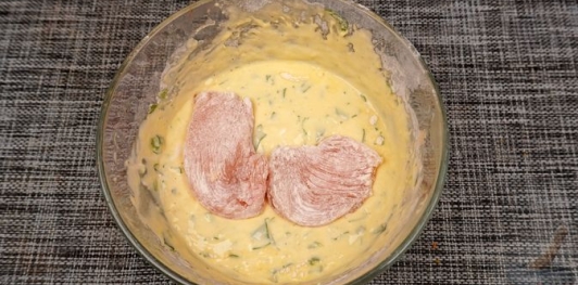 Фото приготовления рецепта: Жареное куриное филе в кляре с черемшой - шаг №12