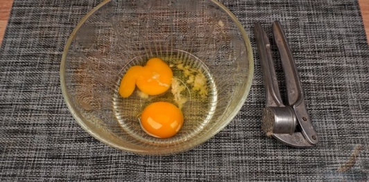 Фото приготовления рецепта: Жареное куриное филе в кляре с черемшой - шаг №2