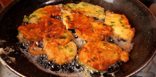 Фото приготовления рецепта: Жареное куриное филе в кляре с черемшой - шаг №14