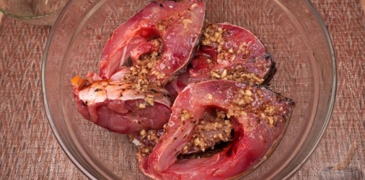 Фото приготовления рецепта: Жареный карп с тмином и чесноком - шаг №4