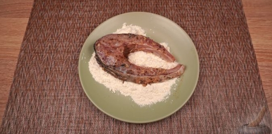 Фото приготовления рецепта: Жареный карп с тмином и чесноком - шаг №5