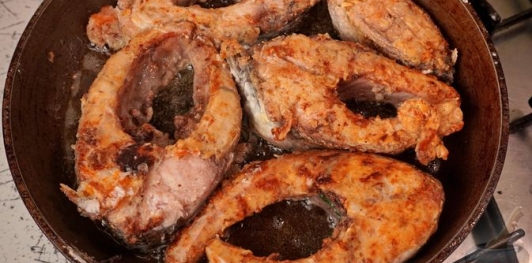 Фото приготовления рецепта: Жареный карп с тмином и чесноком - шаг №8