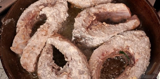 Фото приготовления рецепта: Жареный карп с тмином и чесноком - шаг №7