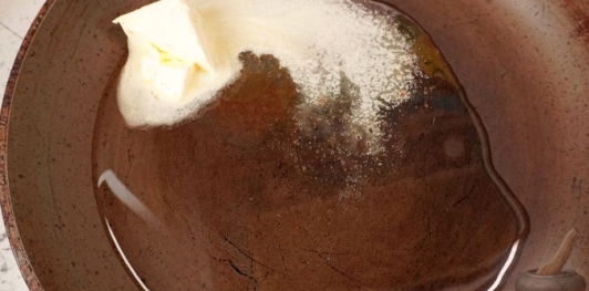 Фото приготовления рецепта: Жареный карп с тмином и чесноком - шаг №6