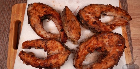 Фото приготовления рецепта: Жареный карп с тмином и чесноком - шаг №9