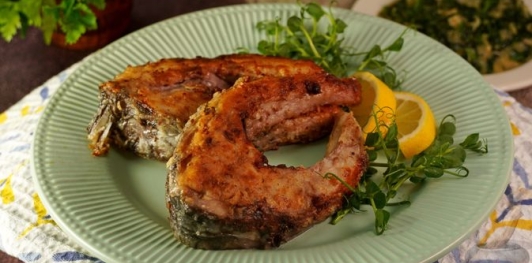 Фото приготовления рецепта: Жареный карп с тмином и чесноком - шаг №10