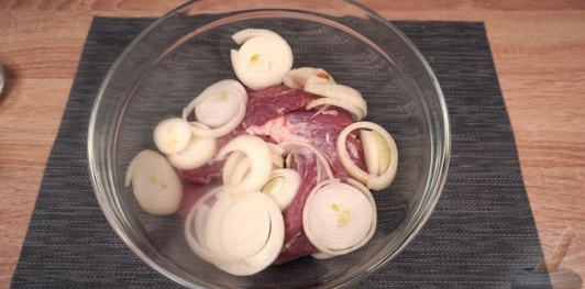 Фото приготовления рецепта: Жаркое из свинины под дичь - шаг №6