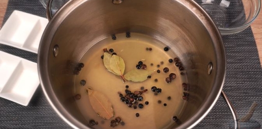 Фото приготовления рецепта: Жаркое из свинины под дичь - шаг №4