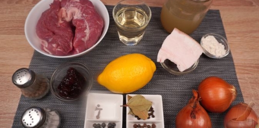 Фото приготовления рецепта: Жаркое из свинины под дичь - шаг №1