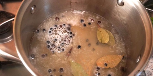 Фото приготовления рецепта: Жаркое из свинины под дичь - шаг №5